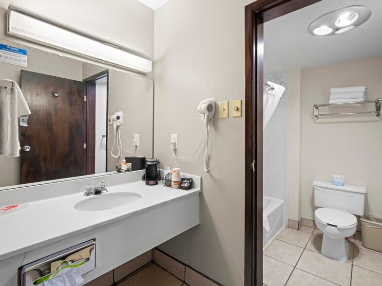 More Photos Of 1225 S State St, Salina Hotel For Sale