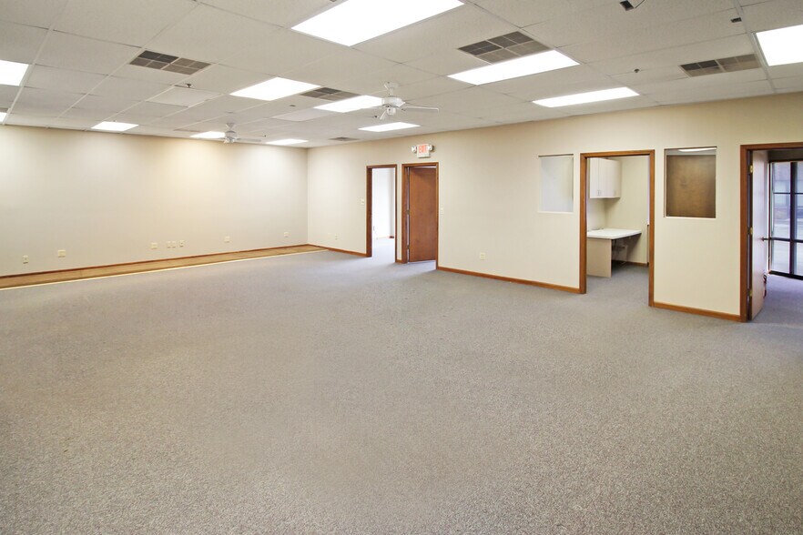 More Photos Of 2600 Keslinger Rd, Geneva Showroom For Lease