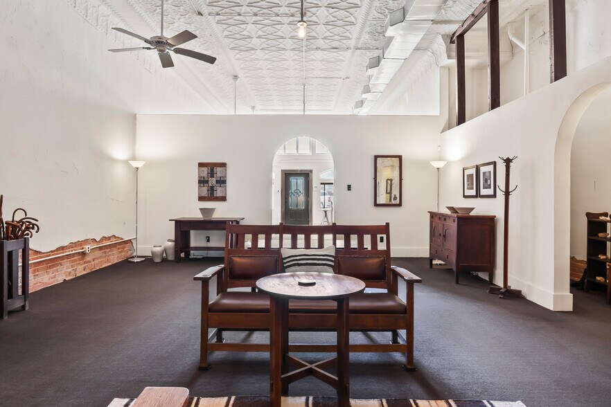 More Photos Of 118 W. Grand St, Whitewright Storefront Retail Residential For Sale