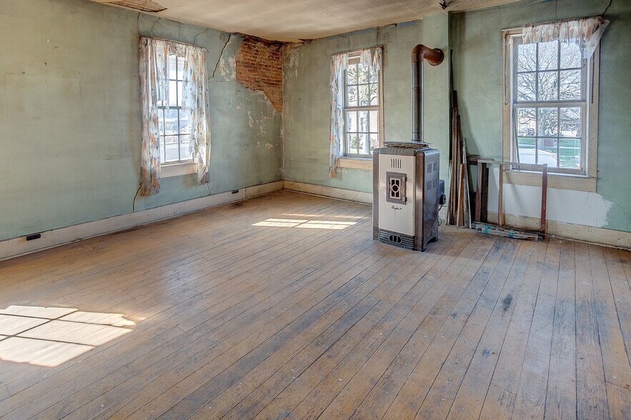 More Photos Of 14 1/2 Main St., Pinckneyville Storefront Retail Office For Sale