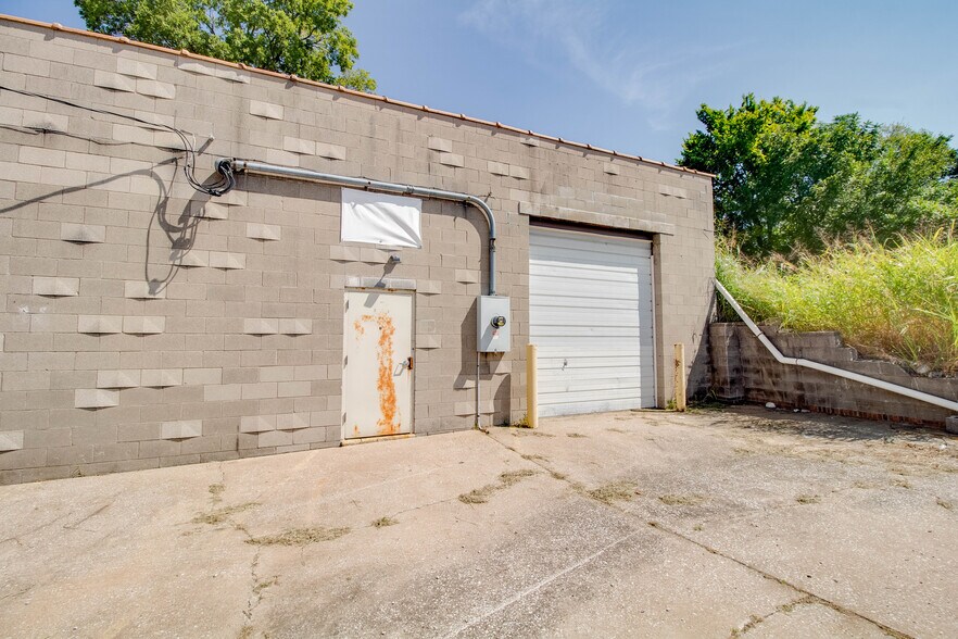 More Photos Of 319-321 Ridge St, Alton Showroom For Sale