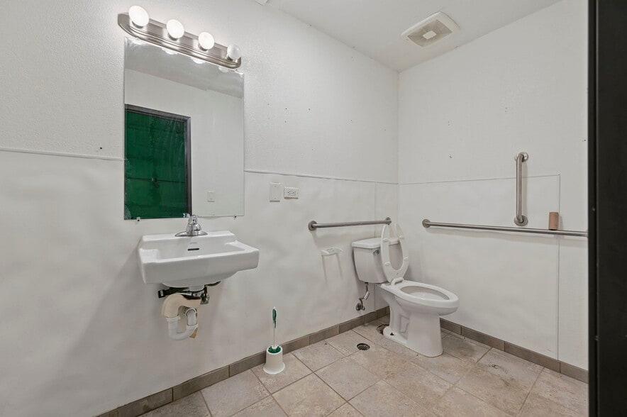 More Photos Of 319 N Bonfoy Ave, Colorado Springs Warehouse For Sale