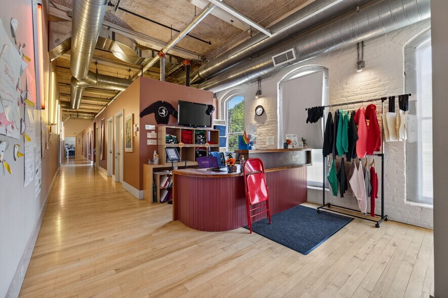 More Photos Of 420 Park St, Housatonic Flex For Sale