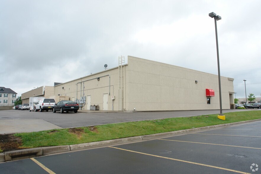 More Photos Of 3700-3708 N Woodlawn Blvd, Wichita Storefront Retail Office For Lease