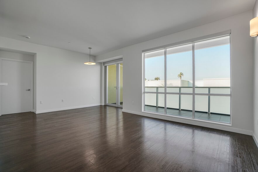 More Photos Of 525 Santa Monica Blvd, Santa Monica Apartments For Sale