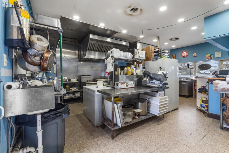 More Photos Of 399 Nottingham Rd, Nottingham General Retail For Sale