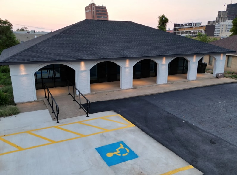 Primary Photo Of 323 S Fannin Ave, Tyler Medical For Lease