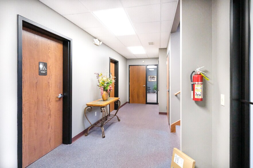 More Photos Of 40 Good Counsel Dr, Mankato Office For Sale