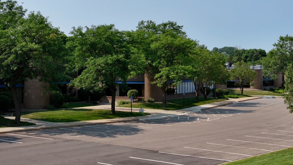 More Photos Of 401-429 W Travelers Trl, Burnsville Research And Development For Lease