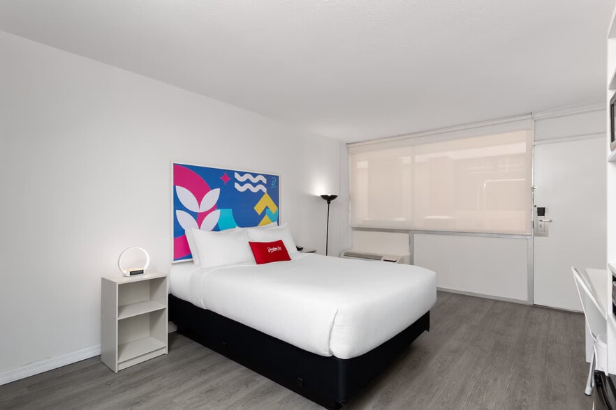 More Photos Of 2500 33rd St, Orlando Hotel For Sale