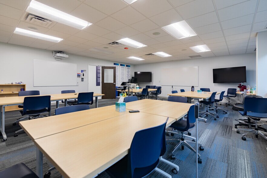 More Photos Of 727 Norristown Rd, Lower Gwynedd Research And Development For Lease