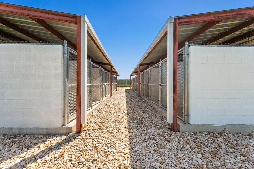 More Photos Of 5800 Curran Dr, Von Ormy Veterinarian Kennel For Sale