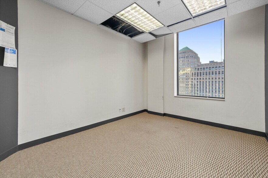 More Photos Of 211 W Wacker Dr, Chicago Office For Sale