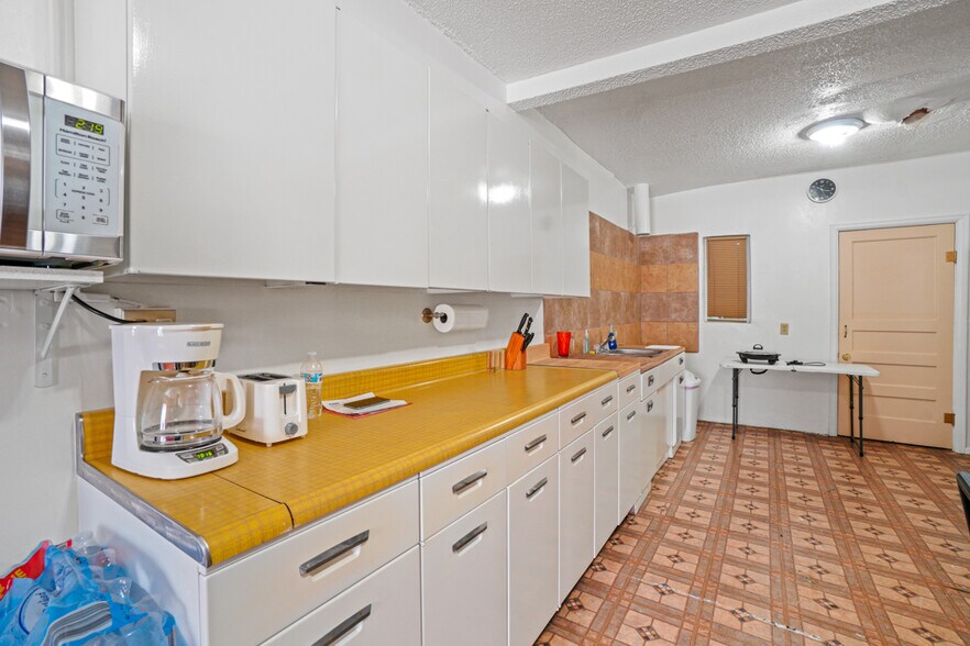 More Photos Of 10108 Socorro Dr, El Paso General Retail For Sale