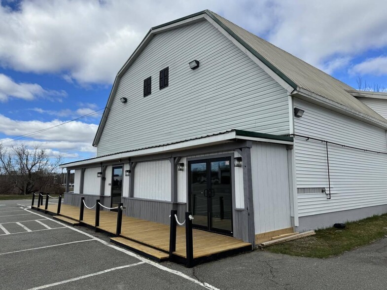 Primary Photo Of 30 Clisham Rd, Brewer Veterinarian Kennel For Sale