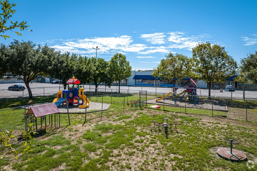 More Photos Of 12515-12520 Fondren Rd, Houston Unknown For Lease