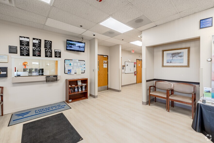 More Photos Of 25780-25790 Commerce Dr, Madison Heights Office For Sale