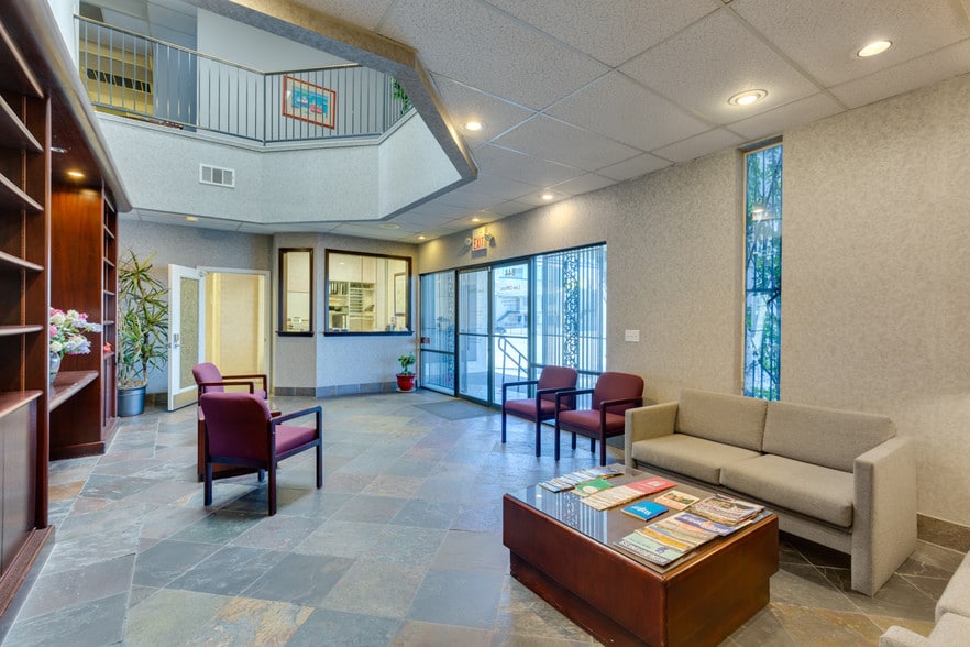 More Photos Of 844 E Sahara Ave, Las Vegas Loft Creative Space For Lease