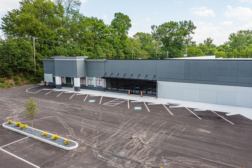 More Photos Of 748-754 E Lewis and Clark Pky, Clarksville General Retail For Lease