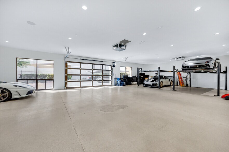 More Photos Of 7807 E Greenway Rd, Scottsdale Showroom For Sale