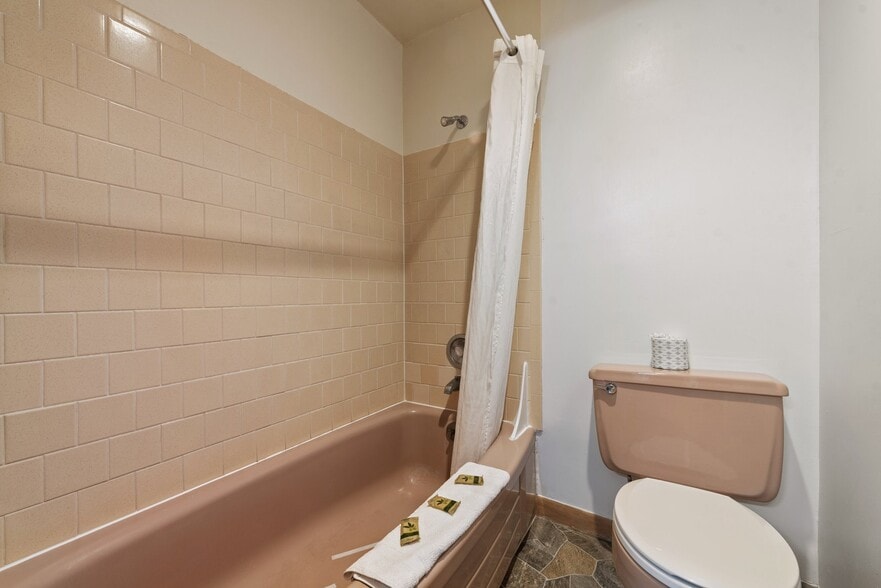 More Photos Of 1510 Adams Ave, La Grande Hotel For Sale