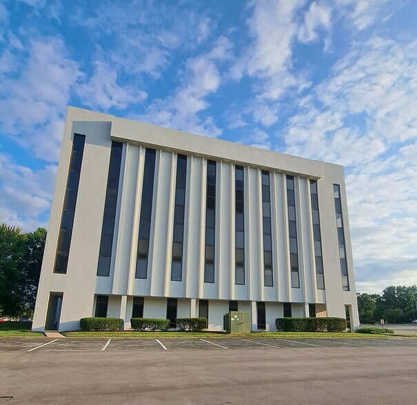More Photos Of 9102 N Meridian St, Indianapolis Office For Lease