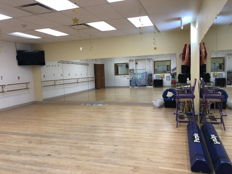 More Photos Of 608 E Veterans Pky, Yorkville Medical For Lease
