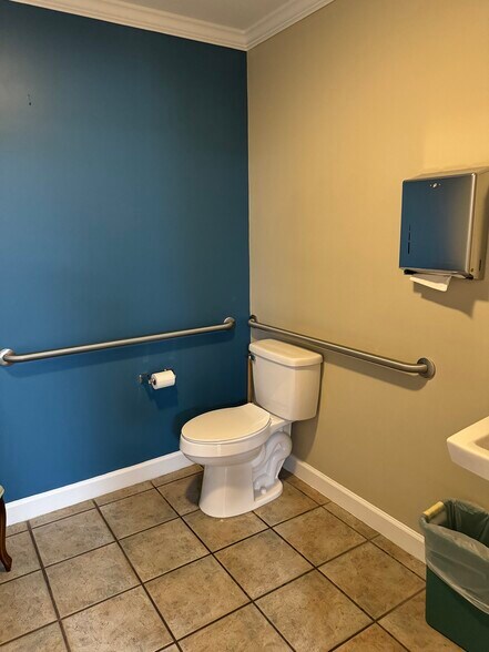 More Photos Of 1031 S Main St, Woodstock Medical For Sale