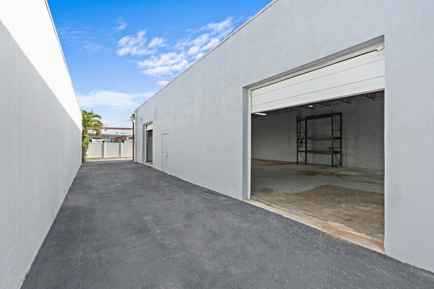 More Photos Of 272-280 SW 33rd St, Fort Lauderdale Showroom For Lease