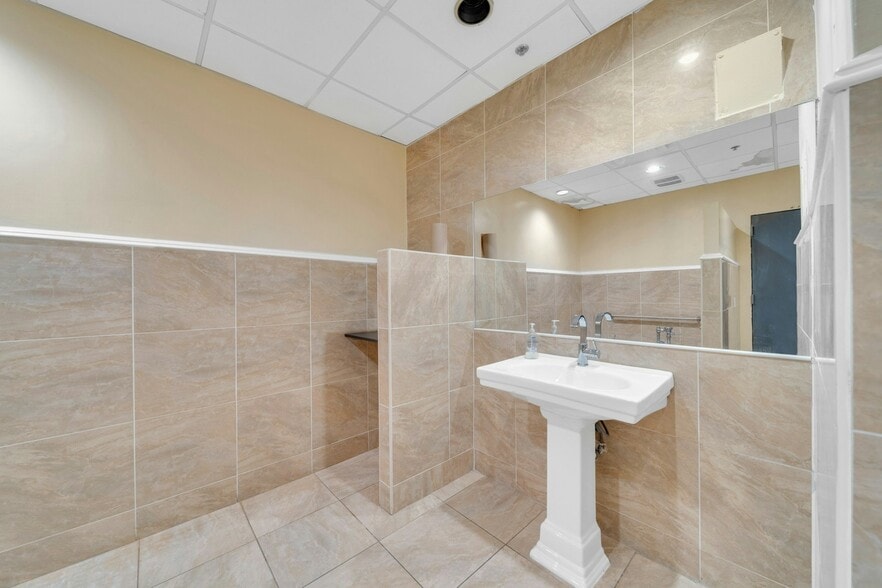 More Photos Of 535-547 W 45th St, New York Loft Creative Space For Lease