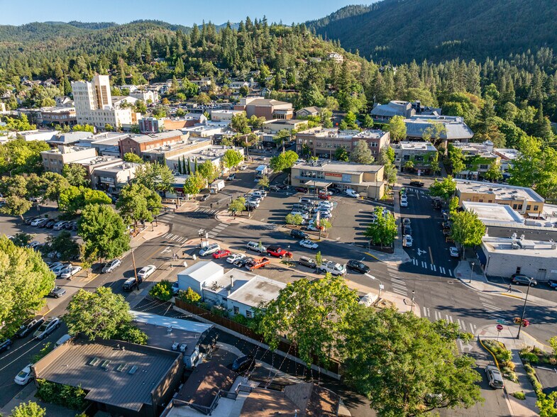 More Photos Of 75 Lithia Way, Ashland Service Station For Sale