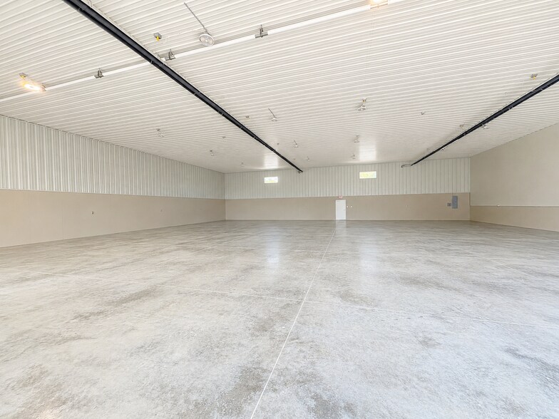 More Photos Of 3914 Indianapolis Rd, Columbus Warehouse For Lease