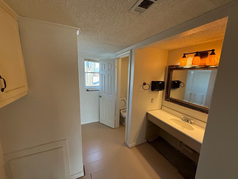 More Photos Of 2162 S Airport Dr, McKinney Industrial For Lease