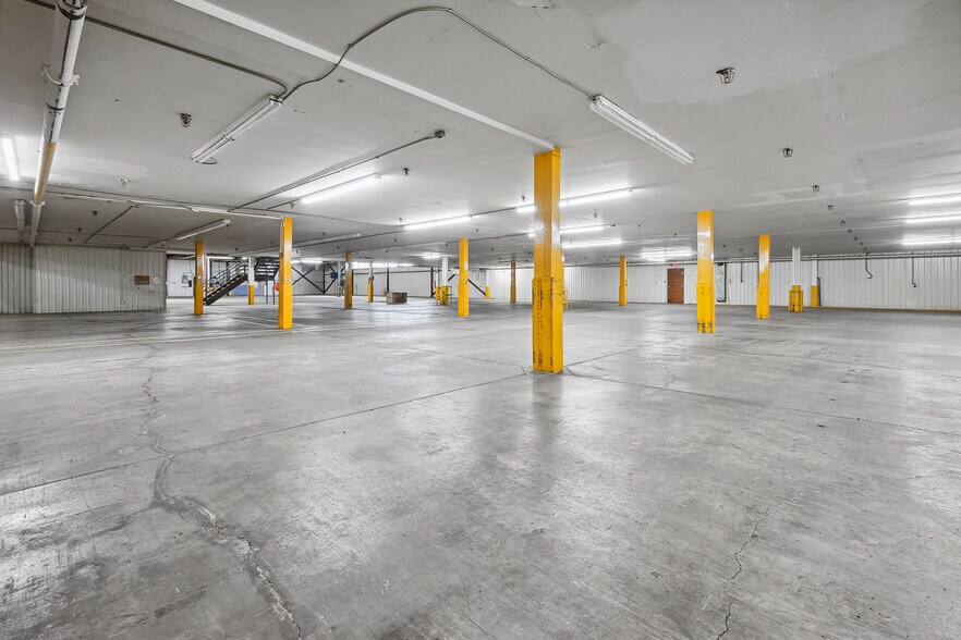 More Photos Of 800 Rue Pierre-Caisse, Saint-jean-sur-richelieu Manufacturing For Lease