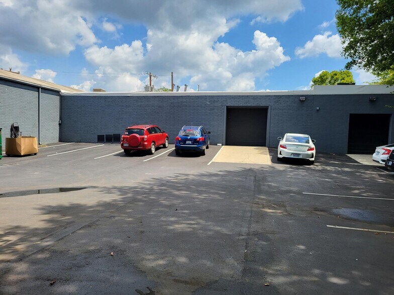 More Photos Of 3013 Bank St, Charlotte Showroom For Lease