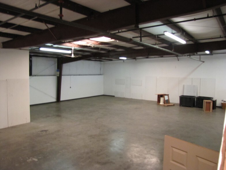 More Photos Of 640 Kane Ct, Oviedo Warehouse For Lease