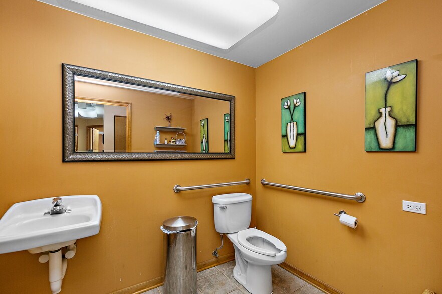 More Photos Of 712 W Main St, West Dundee Medical For Sale