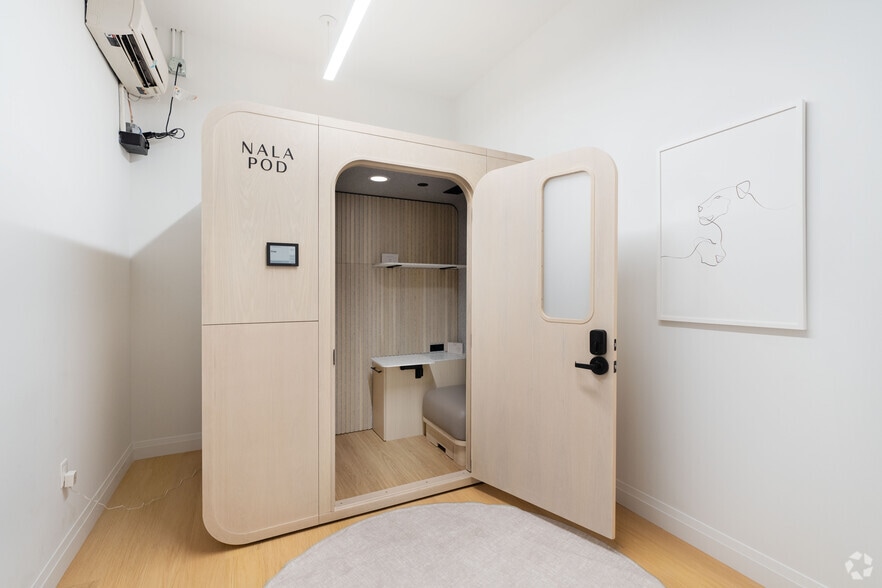 More Photos Of 300 Kent Ave, Brooklyn Office For Lease