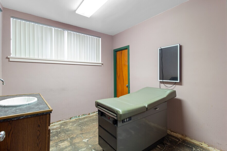 More Photos Of 116 E Robert S Kerr Blvd, Wynnewood Medical For Sale