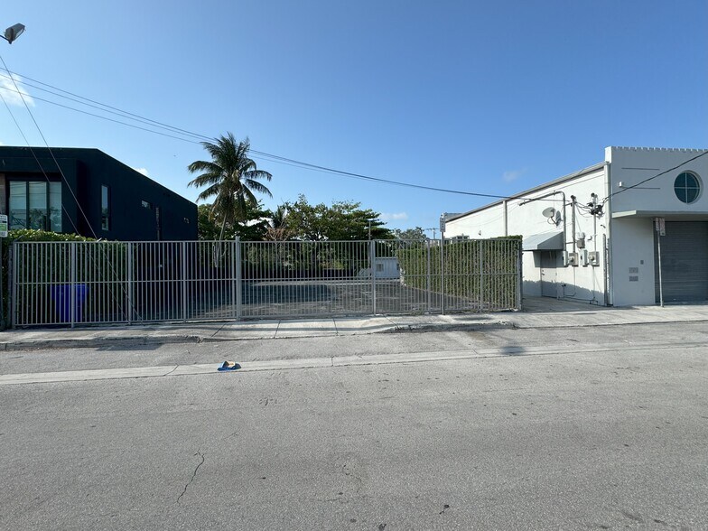 More Photos Of 3910 NW 2nd Ave, Miami Showroom For Sale