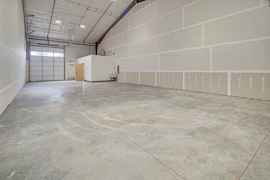 More Photos Of 2160 SW Badger Ave, Redmond Warehouse For Lease