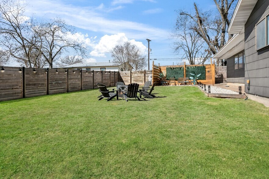 More Photos Of 333 W Burbank St, Fredericksburg Specialty For Sale