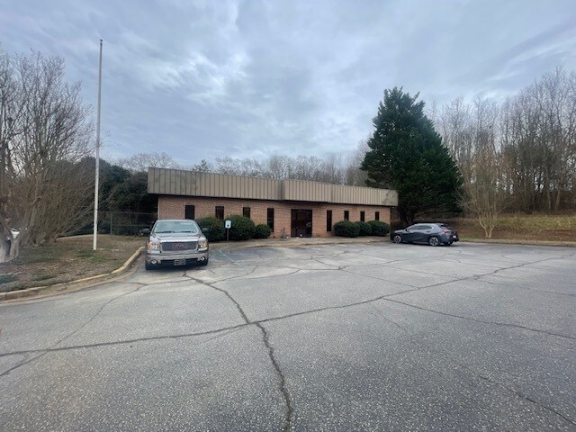 More Photos Of 224 Northeast Dr, Spartanburg Service For Lease