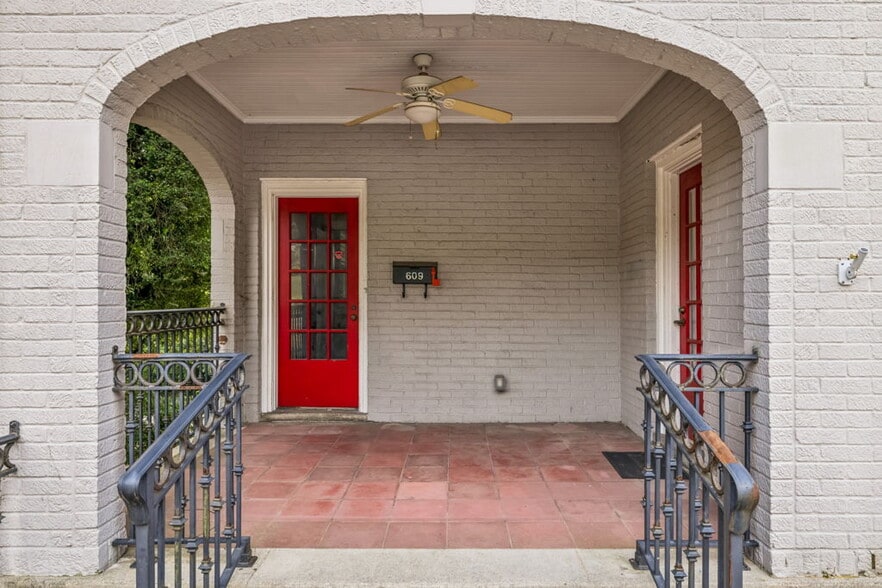 More Photos Of 609 W 7th St, Columbia Office For Sale