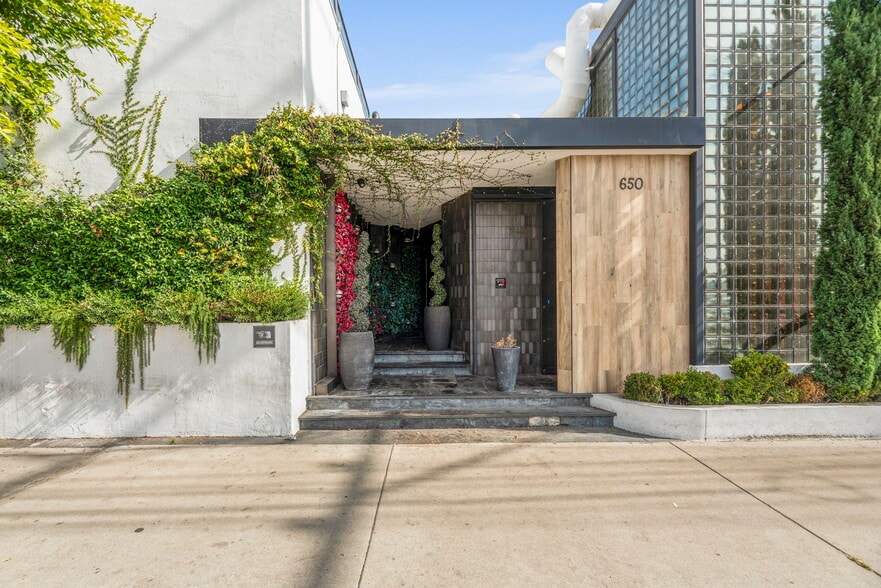 More Photos Of 650 N La Cienega Blvd, West Hollywood Restaurant For Lease