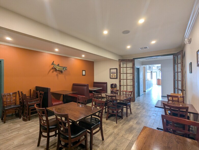 More Photos Of 1465 N Main St, Vidor Freestanding For Sale