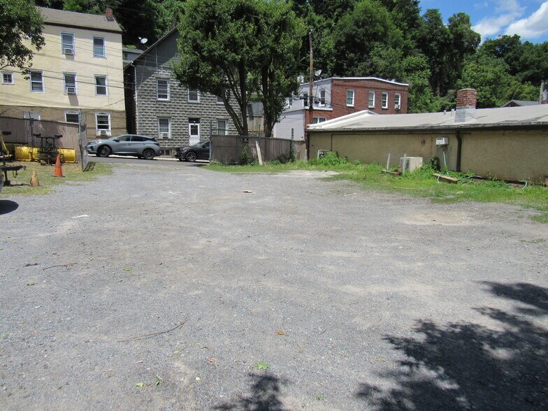 More Photos Of 32 Aqueduct St, Ossining Warehouse For Lease