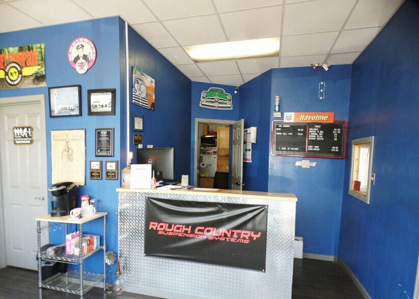 More Photos Of 105 W Water St, Pinckneyville Specialty For Sale