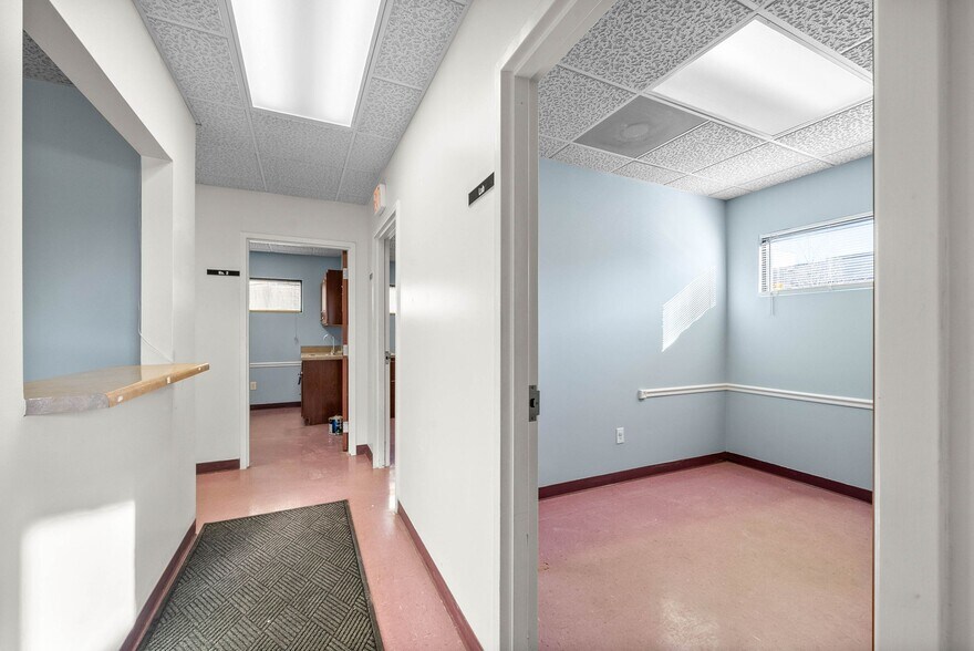 More Photos Of 215 8th St, Clarksville Medical For Lease