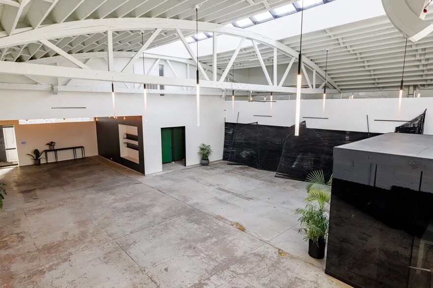 More Photos Of 3146 W Chicago Ave, Chicago Showroom For Sale